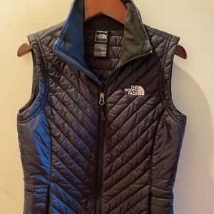 North Face women’s black puffer vest. Size: XS